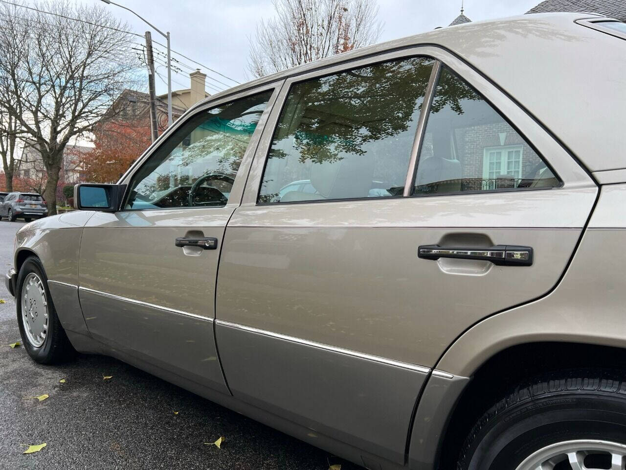 1990 Mercedes-Benz 300-Class  - $6,900