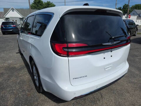 2025 Chrysler Pacifica Select