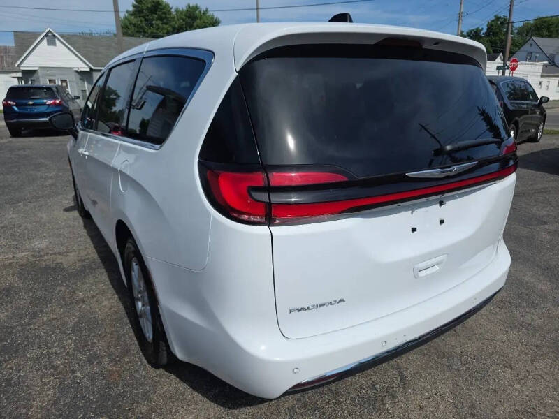 2025 Chrysler Pacifica Select