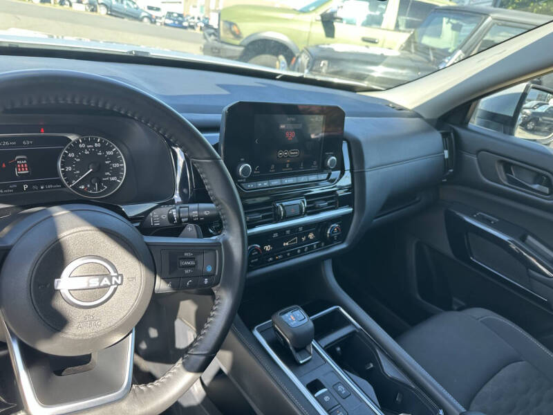 2025 Nissan Pathfinder SV