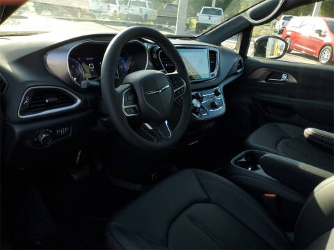 2025 Chrysler Voyager LX