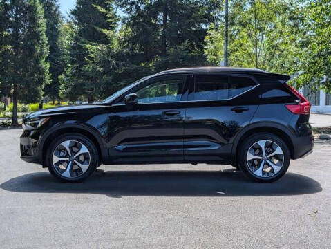 2025 Volvo XC40 B5 Plus Bright Theme