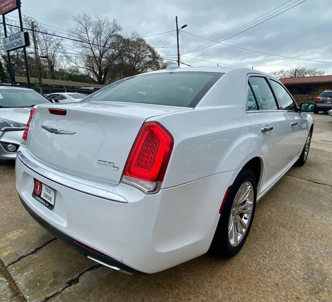 2017 Chrysler 300 C photo 8