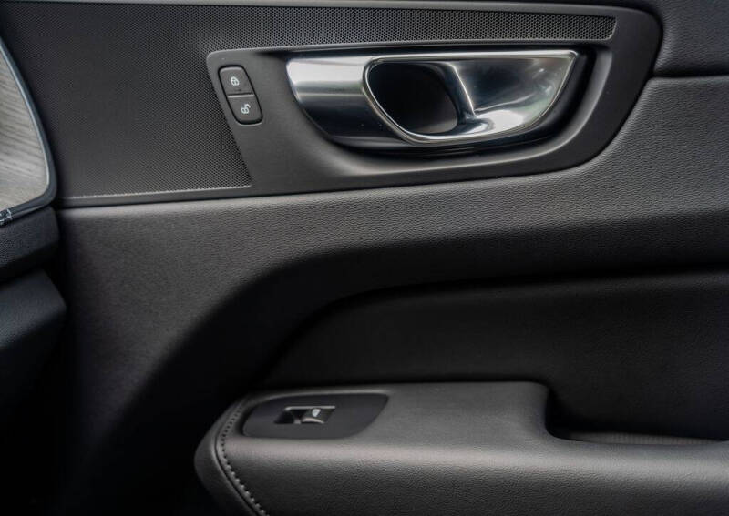 2025 Volvo XC60 B5 Plus Dark Theme