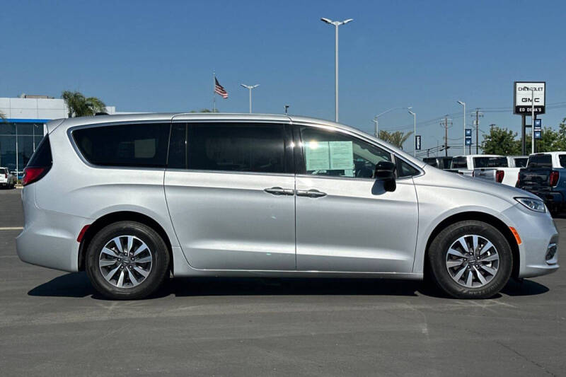 2024 Chrysler Pacifica Plug-In Hybrid Select