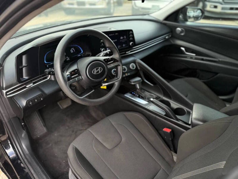 2025 Hyundai Elantra SE