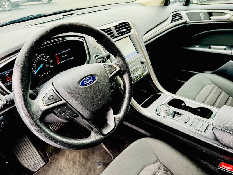 2020 Ford Fusion SE photo 13