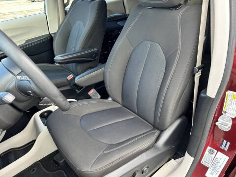 2022 Chrysler Voyager LX