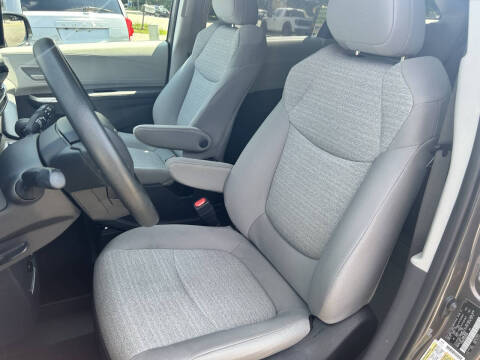 2022 Toyota Sienna LE 8-Passenger