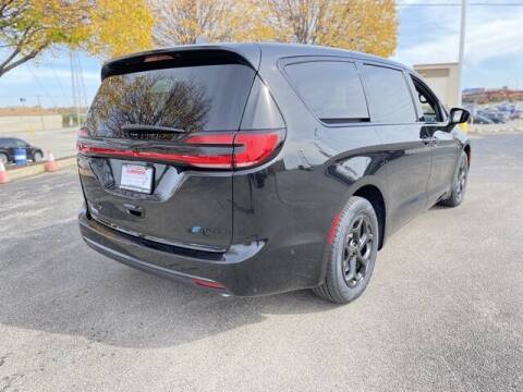 2022 Chrysler Pacifica Hybrid for sale at Glenbrook Dodge Chrysler Jeep Ram and Fiat in Fort Wayne IN