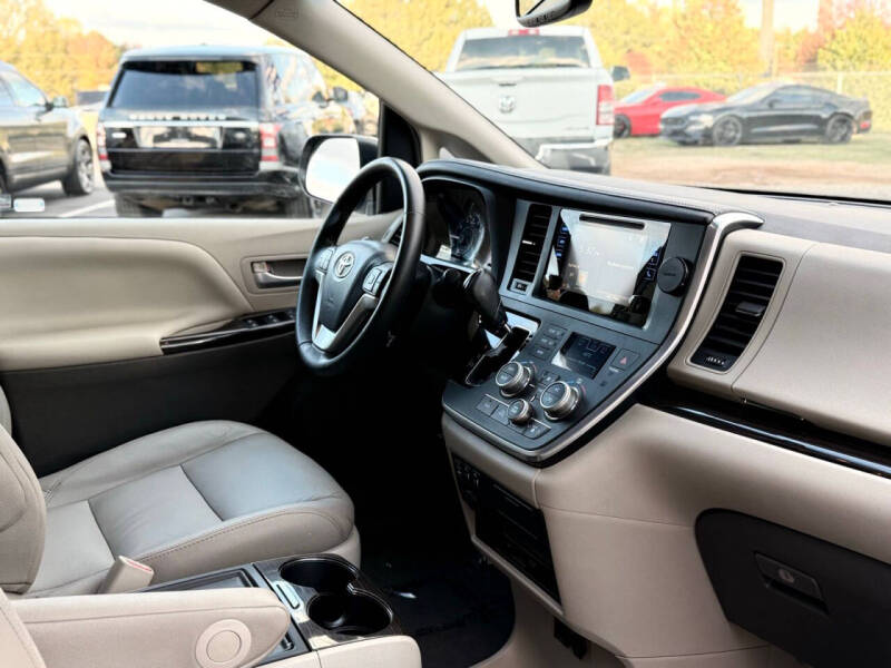 2017 Toyota Sienna XLE Premium 8-Passenger