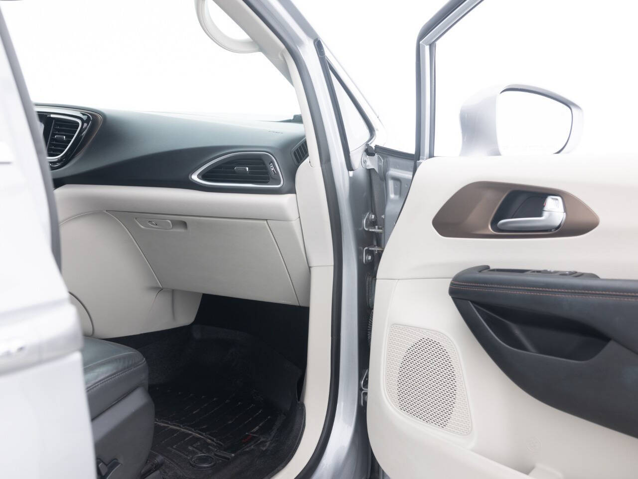 Used Car 2017 Chrysler Pacifica  Touring L Plus 4dr Mini Van For Sale Under $12,000 In Coal City, Illinois