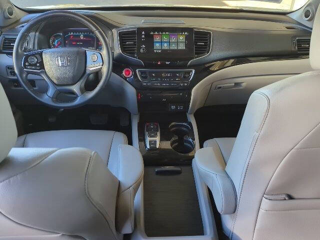 2022 Honda Pilot Touring w/Rear Captain's Chairs