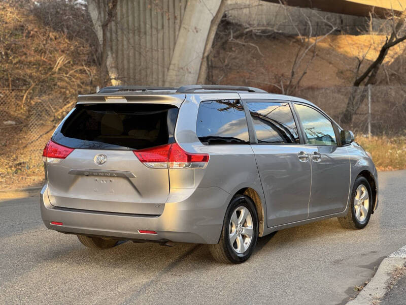 2013 Toyota Sienna LE 8-Passenger