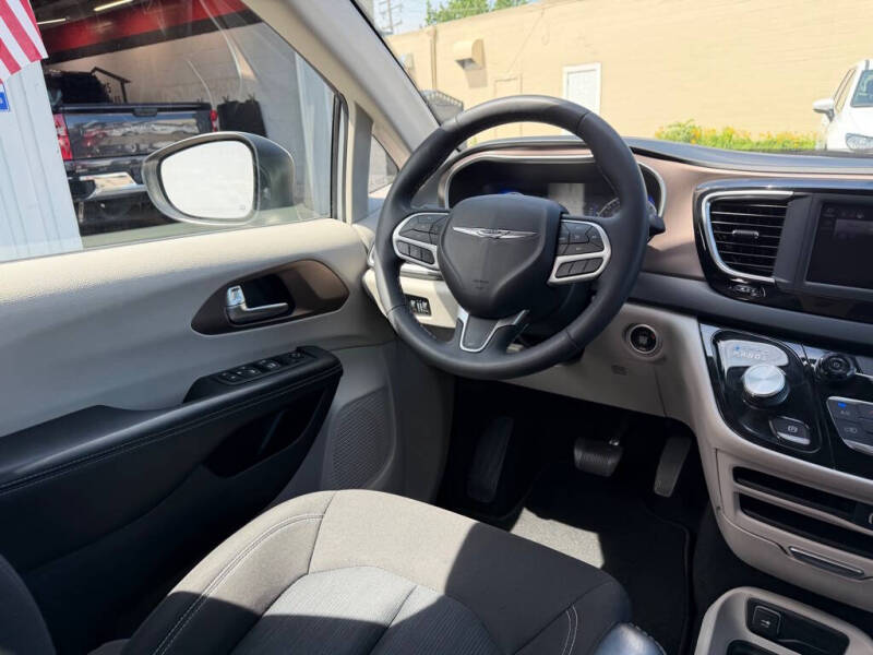 2023 Chrysler Voyager LX