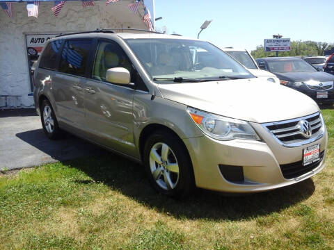 2009 Volkswagen Routan for sale at Auto Outpost-North, Inc. in McHenry IL