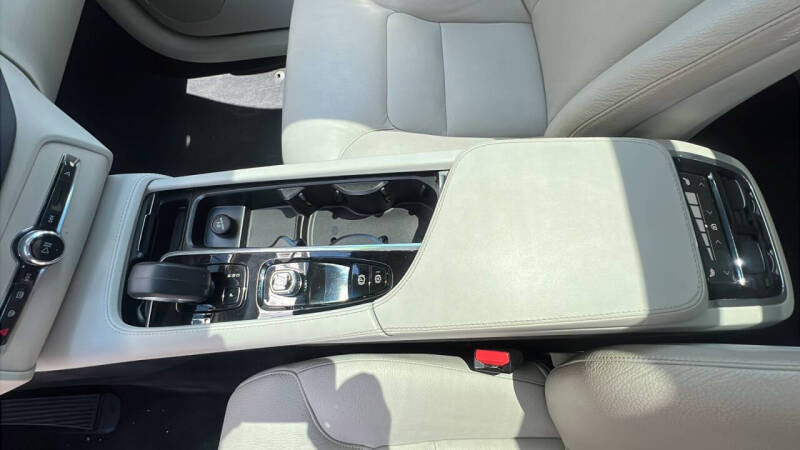 2023 Volvo XC90 B5 Core