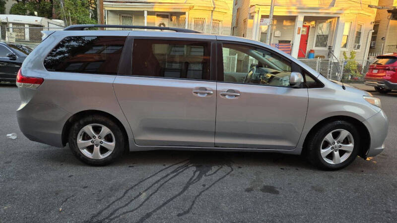 2014 Toyota Sienna LE 7-Passenger Auto Access Seat