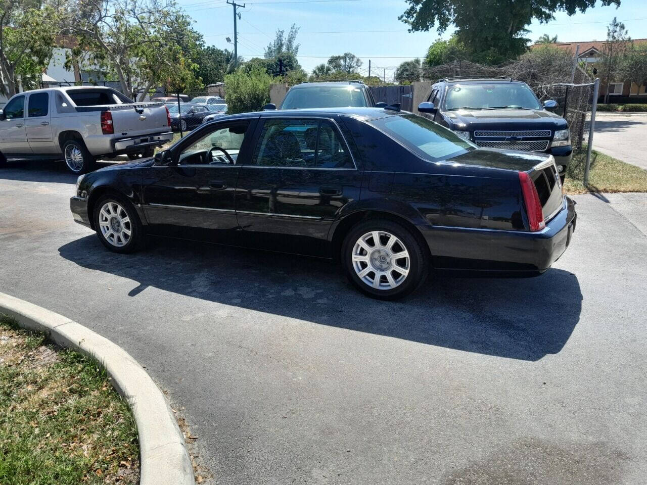 2009 CADILLAC DTS Sedan - $6,950