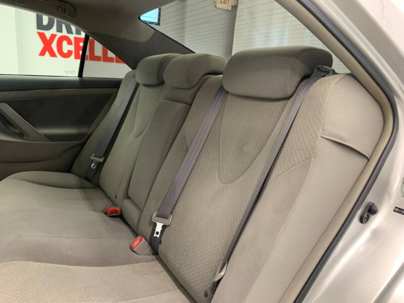 2009 Toyota Camry LE photo 31