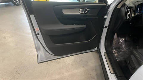 2025 Volvo XC40 B5 Core Bright Theme