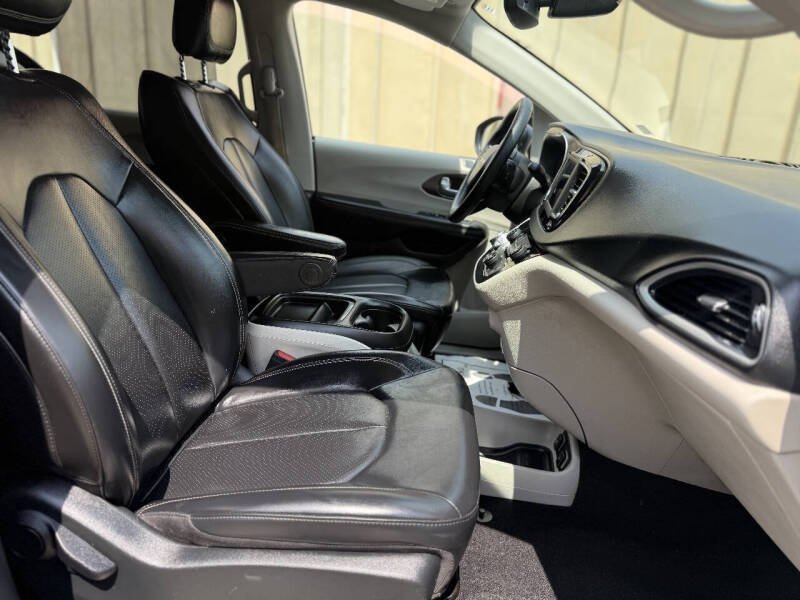 2020 Chrysler Voyager LXi