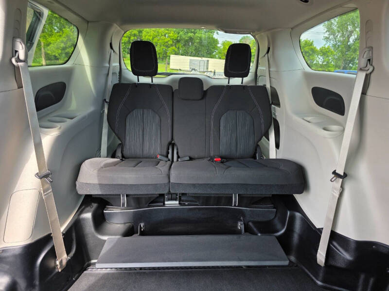 2023 Chrysler Voyager LX