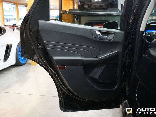 2022 Ford Escape Hybrid Titanium