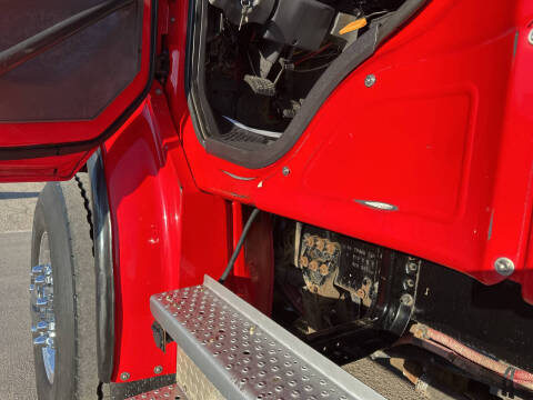 2005 Freightliner M2 106