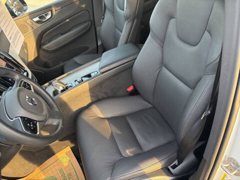 2025 Volvo XC60 B5 Plus Dark Theme