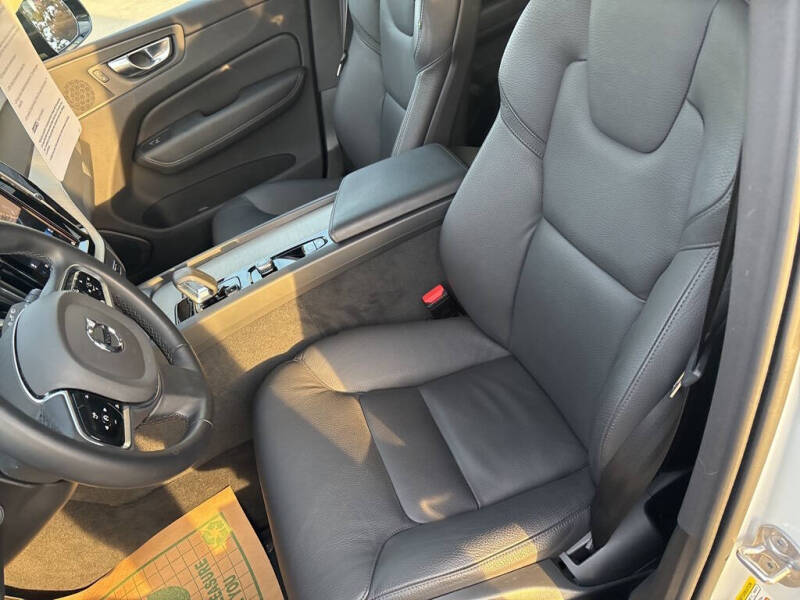 2025 Volvo XC60 B5 Plus Dark Theme