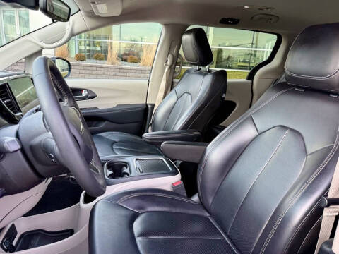 2024 Chrysler Pacifica Plug-In Hybrid Select