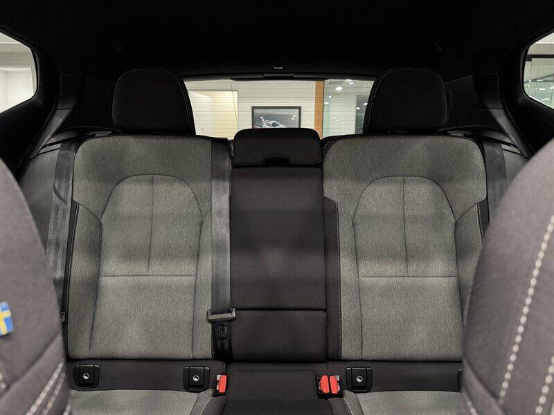 2025 Volvo XC40 B5 Core Bright Theme