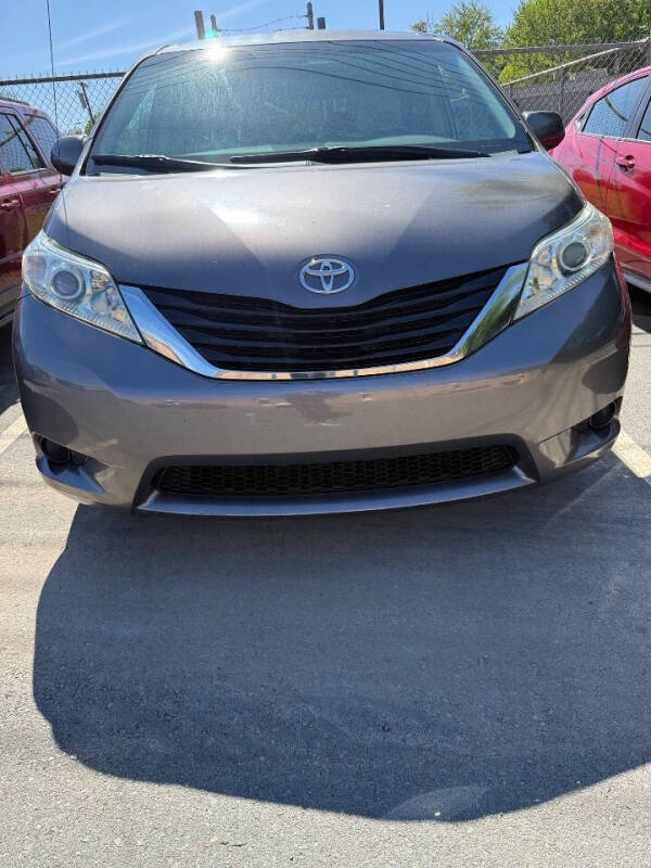 2013 Toyota Sienna LE 8-Passenger