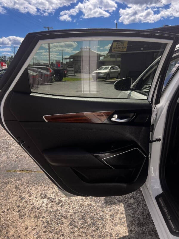 2017 Kia Cadenza Technology