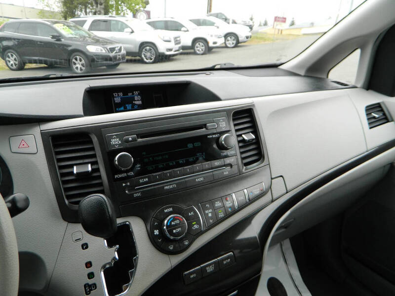 2013 Toyota Sienna LE 8-Passenger