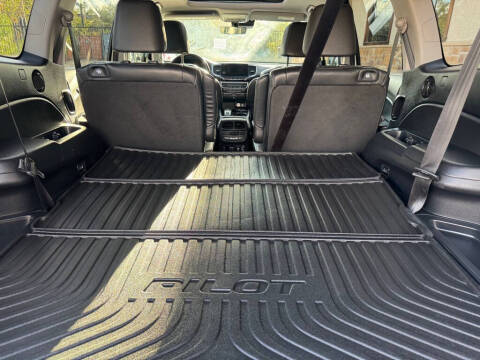 2019 Honda Pilot Touring w/Rear Captain's Chairs