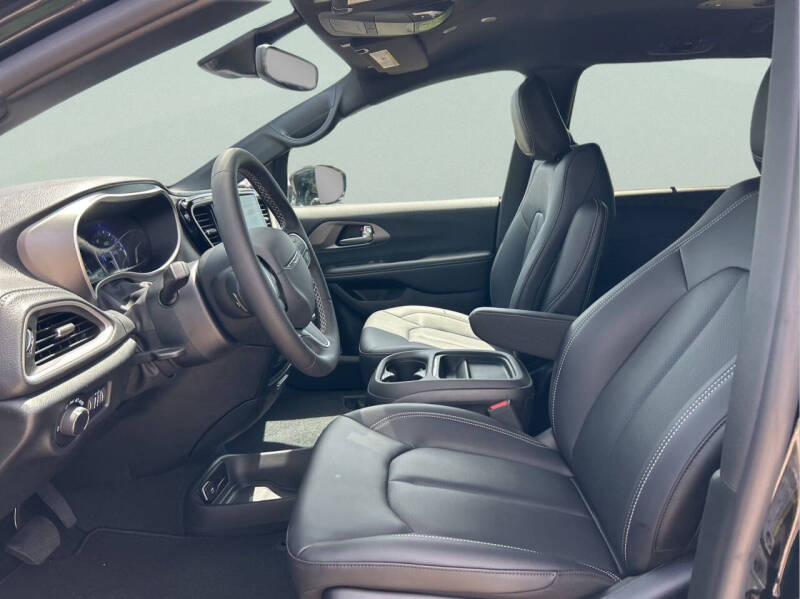 2027 Chrysler Pacifica Select
