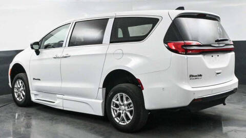 2025 Chrysler Pacifica Select