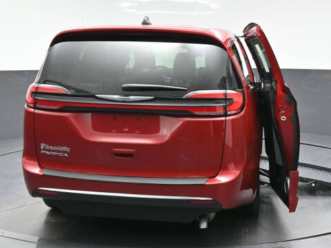 2025 Chrysler Pacifica Select
