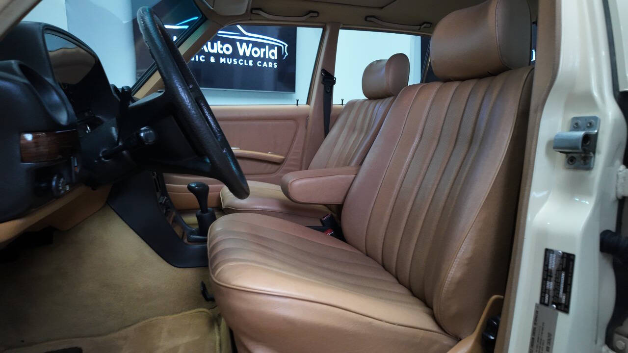 1983 Mercedes-Benz 240-Class 32