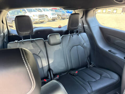 2027 Chrysler Pacifica Select