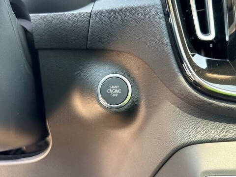 2025 Volvo XC40 B5 Ultra Bright Theme