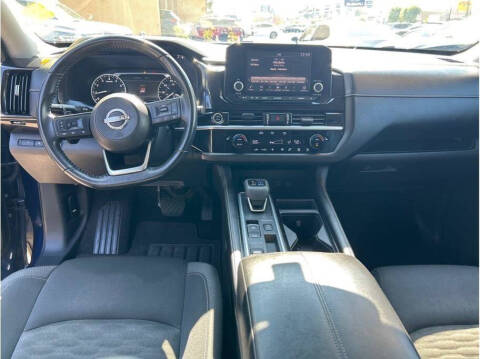 2022 Nissan Pathfinder SV