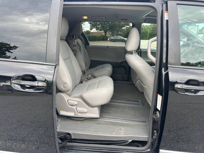 2017 Toyota Sienna XLE 8-Passenger