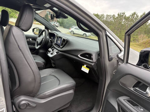 2025 Chrysler Pacifica Select