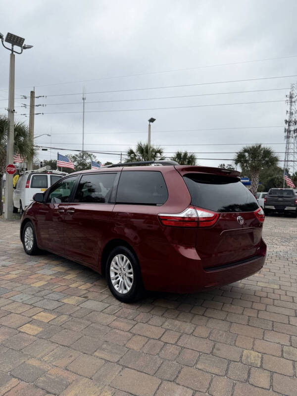 2017 Toyota Sienna XLE 8-Passenger