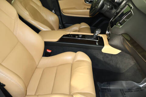 2018 Volvo XC90 T6 Momentum