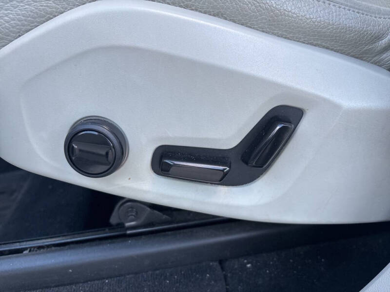 2020 Volvo XC90 T6 Momentum 6-Passenger