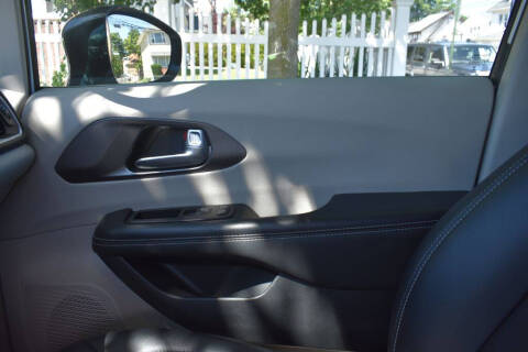 2024 Chrysler Pacifica Plug-In Hybrid Select